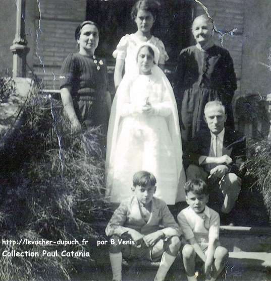 Communion de Josette Catania à Bougie ...avec sa g.mere maternelle, sa mère, son père, son frère Fernand et son second frère Paul..... au milieu en haut une cousine.