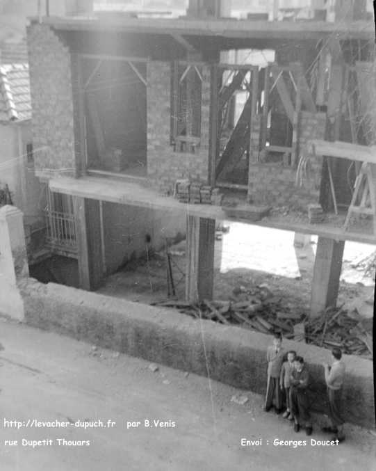 L'immeuble du 19 de la rue Levacher en construction. Ici, du côté rue Dupetit Thouars.