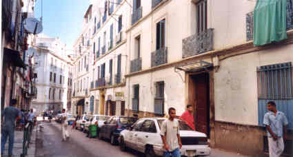 La rue Dupuch , le 11 août 2003,  Direction Dordor, après la rue Chateaubriand