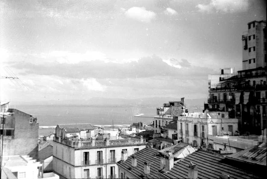 Vue sur la rue Levacher et la rade.
