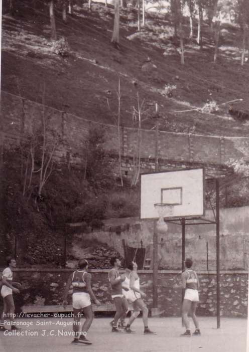 Et dessus, le terrain. Entouré en haut par un mur de briques, derrière lequel se trouve la rue Dupetit-Thouars.