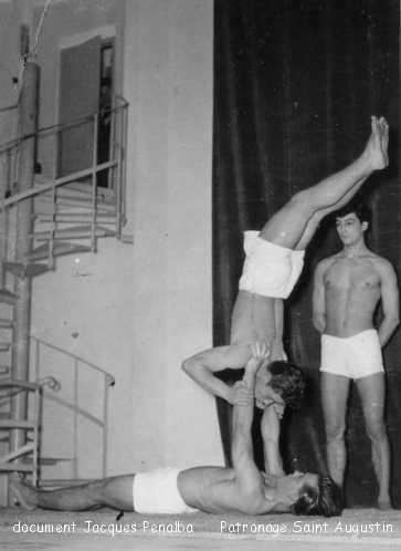 a scène. L'escalier débouchait vers un autre escalier qui lui menait au stade (dans un sens) et à la sortie vers la rue Pirette dans l'autre!